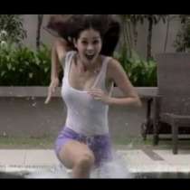 Видео на момиче, което върви по вода 