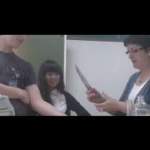Потресаващо видео, на учителка, която сряза ръката на ученик с \