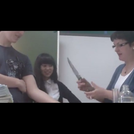 Потресаващо видео, на учителка, която сряза ръката на ученик с "учебна цел"