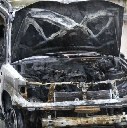 Автомобилите на депутат от ГЕРБ и съпругата му бяха подпалени