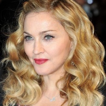 Защо Мадона се движи с патерици?