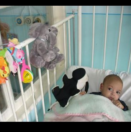 Болница се грижи 2 месеца за бебе без име и ЕГН