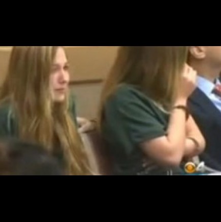 Ужас! Две момичета държат приятелката си, докато друго момче я изнасилва - видео