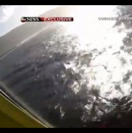 Видео, заснето от пътник по време на полет със самолет, който се разбива в океана