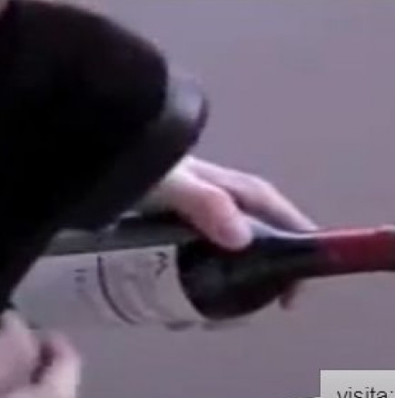 Как да отворим бутилка вино без тирбушон за нула време-видео