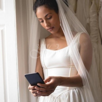 Точно по средата на церемонията, булката вместо сватбен обет, прочете съобщенията на неверния младоженец и ето какво се случи!