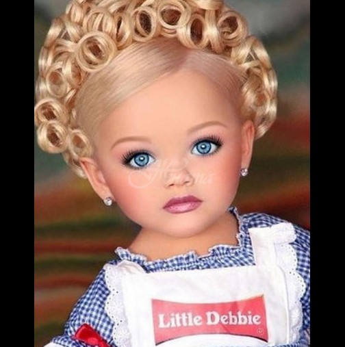 Помните ли момиченцето-кукла, което стана модел на 2 г? Днес е неузнаваема като тийнейджър - вижте я (Снимки):