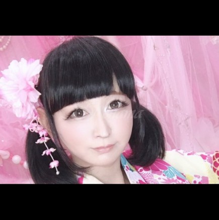 Тази японска Лолита е хит в социалните мрежи, но когато свали дрехите си, всички ахват от изненада! (Снимки):