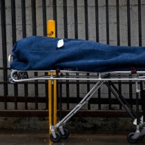 Трагедия! Мъж на 33 г. с COVID-19 почина, докато чака линейката с часове