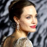 Анджелина Джоли със страхотен моден гаф, облеклото й взриви мрежата (снимки)