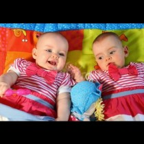 Помните ли близначките, които се родиха с 87 дена разлика? Ето как изглеждат днес (Снимки):