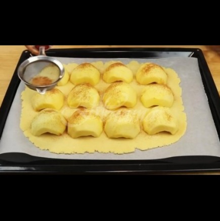 Наредих ябълките върху тестото и поръсих с канела, е няма такава нежна наслада и ефирен вкус (видео)