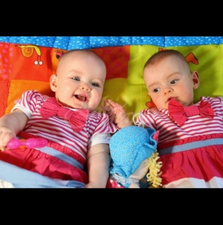 Помните ли близначките, които се родиха с 87 дена разлика? Ето как изглеждат днес (Снимки):