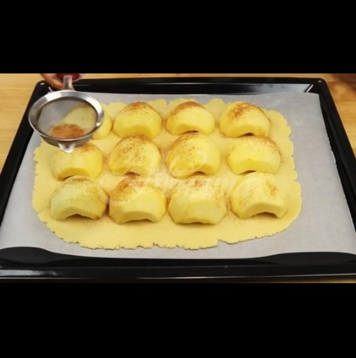 Наредих ябълките върху тестото и поръсих с канела, е няма такава нежна наслада и ефирен вкус (видео)