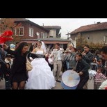 Пир насред пандемия! Цигани вдигнаха тридневна сватба с трапези, маанета и цяла махала гости - вижте гиздавата булка (Снимки):