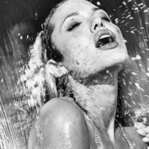 Нещо относно вземането на душ, по време на който непрекъснато забравяте да измиете една част от тялото си