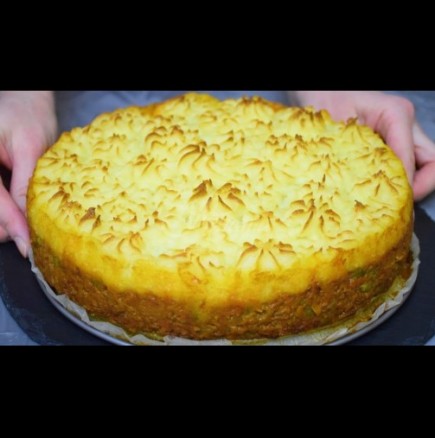 Гореща торта от кайма - върховна вкусотия за празничната трапеза! Ядеш, въздишаш и друго не поглеждаш! (Видео):