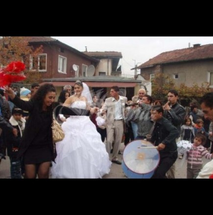 Пир насред пандемия! Цигани вдигнаха тридневна сватба с трапези, маанета и цяла махала гости - вижте гиздавата булка (Снимки):