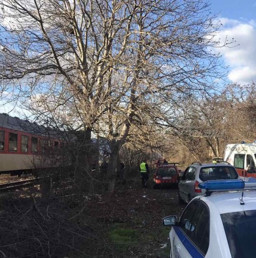 Влак удари мъж, но той оцеля