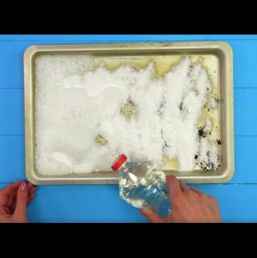 Ето как си чистя тавите от загорялото без стъргане и жулене - 2 хитри метода със сода и сол: