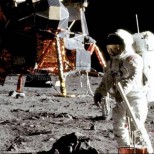 Американският астронавт Нийл Армстронг качил и българското знаме на Луната-Снимка
