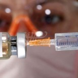 Медицинско лице първо се ваксинира, а сега пипна COVID-19
