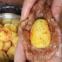 Никога не сте яли толкова ароматни и вкусни картофи и всичко това благодарение на каймата-Турска рецепта-Видео
