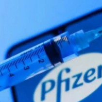 Здравни експерти искат спиране на използването на ваксината Pfizer
