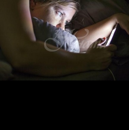 Защо не трябва да гледаме в телефона преди да заспим