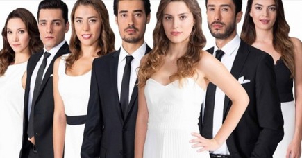 Ето кой хитов турски сериал с красиви актьори сменя "Черна роза" от февруари (Снимки):