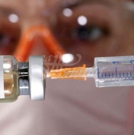 Медицинско лице първо се ваксинира, а сега пипна COVID-19