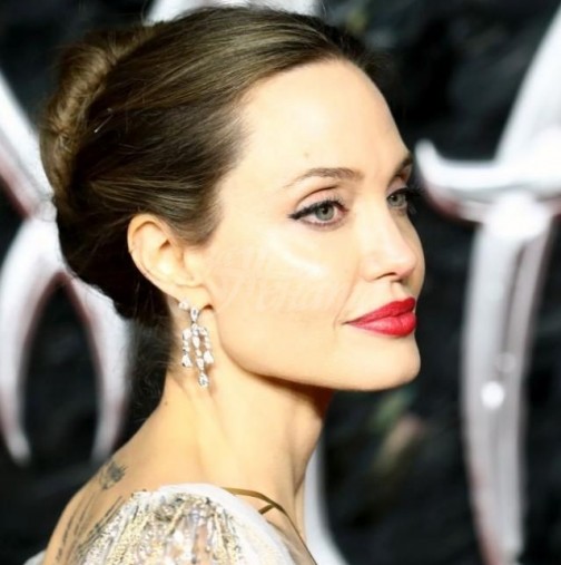 Отново неотразима-Стилната бяла рокля на Анджелина Джоли на разходка-Снимки