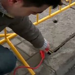 Откриха още една шахта, по която тече ток в София, опасни кабели с ток над главите на хората-Видео