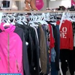 Измамници продават мръсни, изпокъсани дрехи втора ръка като нови-Видео