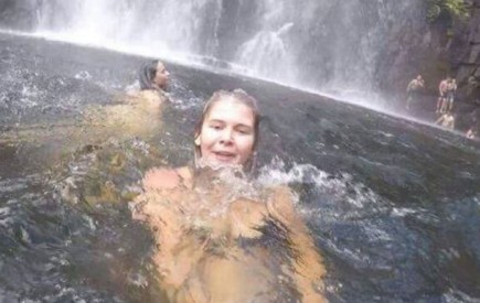 Момиче си направи селфи край водопада и случайно засне смъртта 