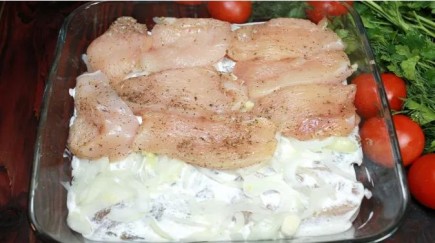Най-простата и вкусна рецепта за пилешко филе във фурната. Много вкусно и сочно