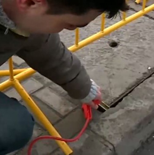 Откриха още една шахта, по която тече ток в София, опасни кабели с ток над главите на хората-Видео