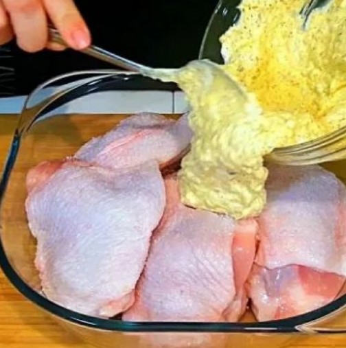 Най-вкусните пилешки бутчета с картофи и заквасена сметана