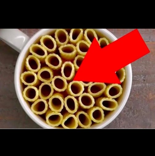 Слагаш макароните в по-голяма чаша, заливаш и запичаш - виж каква вкусотия става, няма наяждане с нея! (ВИДЕО):
