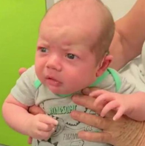 Глухо по рождение момченце за първи път чу гласа на майка си - реакцията му разплака хиляди (Видео):
