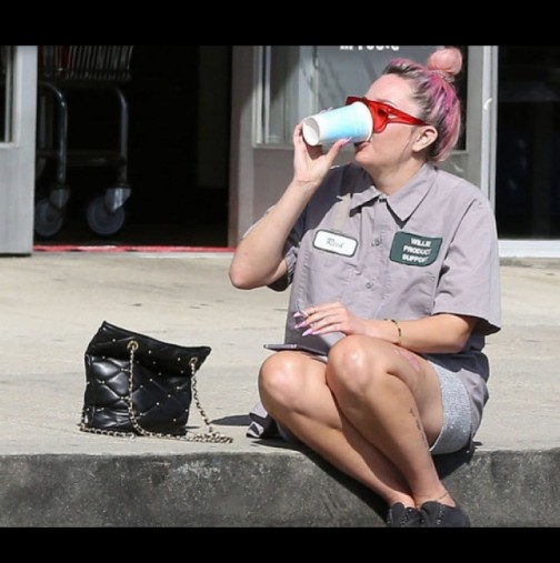 Познавате ли тази жена? Навремето бе звездата на Холивуд, а сега си пие кафето на тротоара (Снимки):