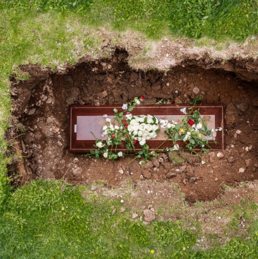 Защо починалите се погребват най-малко на 2 метра?