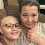 Майка и дъщеря се борят с рак-Парченца от тумора са изпратени по целия свят за  проучване преди 18-ия рожден ден