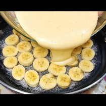 Режа 3-4 банана, заливам с тесто и става супер сладкишче - хем сочно, хем вкусно, кусур не можеш да му намериш!
