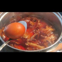 Всички слагаме сол, оцет и кърпа във водата на яйцата, а има много по-лесен трик, за да не се пукне нито едно:
