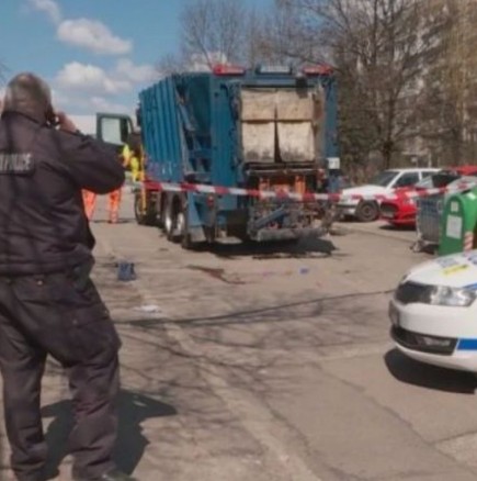 Почина жената, блъсната от боклукчийски камион в Люлин