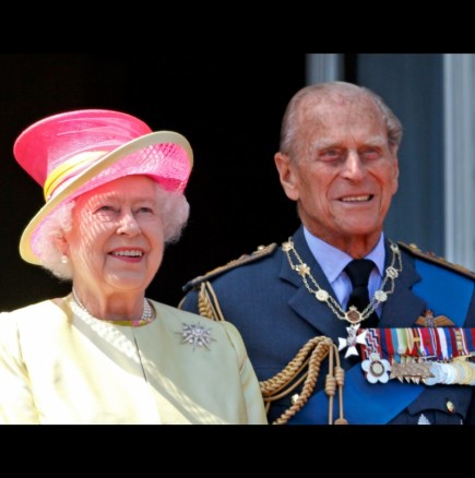 Забранената любов на кралица Елизабет и принц Филип - той се отказва от короната, за да остане в сянката ѝ (Снимки):