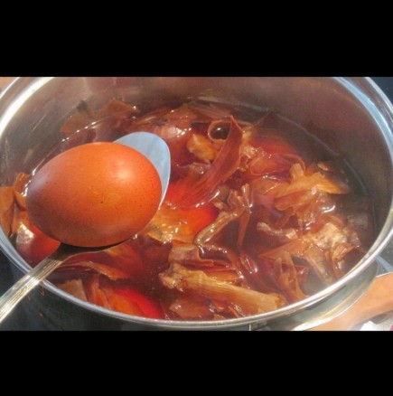Със сол, оцет и кърпа и баба знае - ето най-лесния трик, за да не се пукнат яйцата при варене: