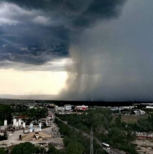 Силна гръмотевична буря удря България
