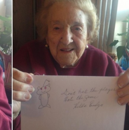 Баба хулиганка! На 103 г. с профил в Туитър, татуировка, ходи в казино, пие уиски и опитва марихуаната